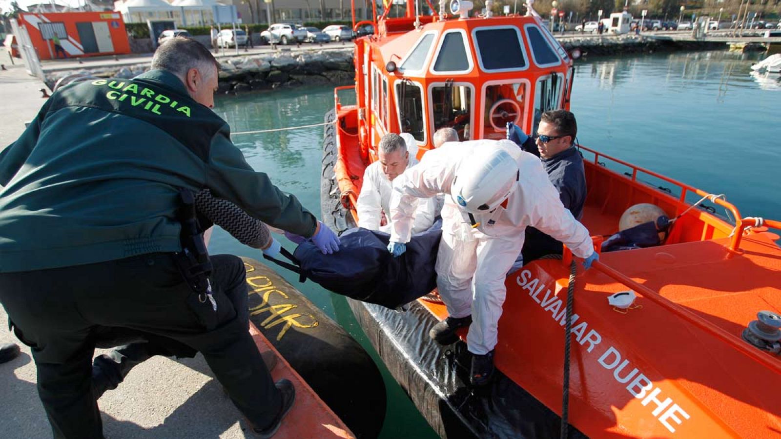 Salvamento rescata uno de los cadáveres de las costas de Algeciras