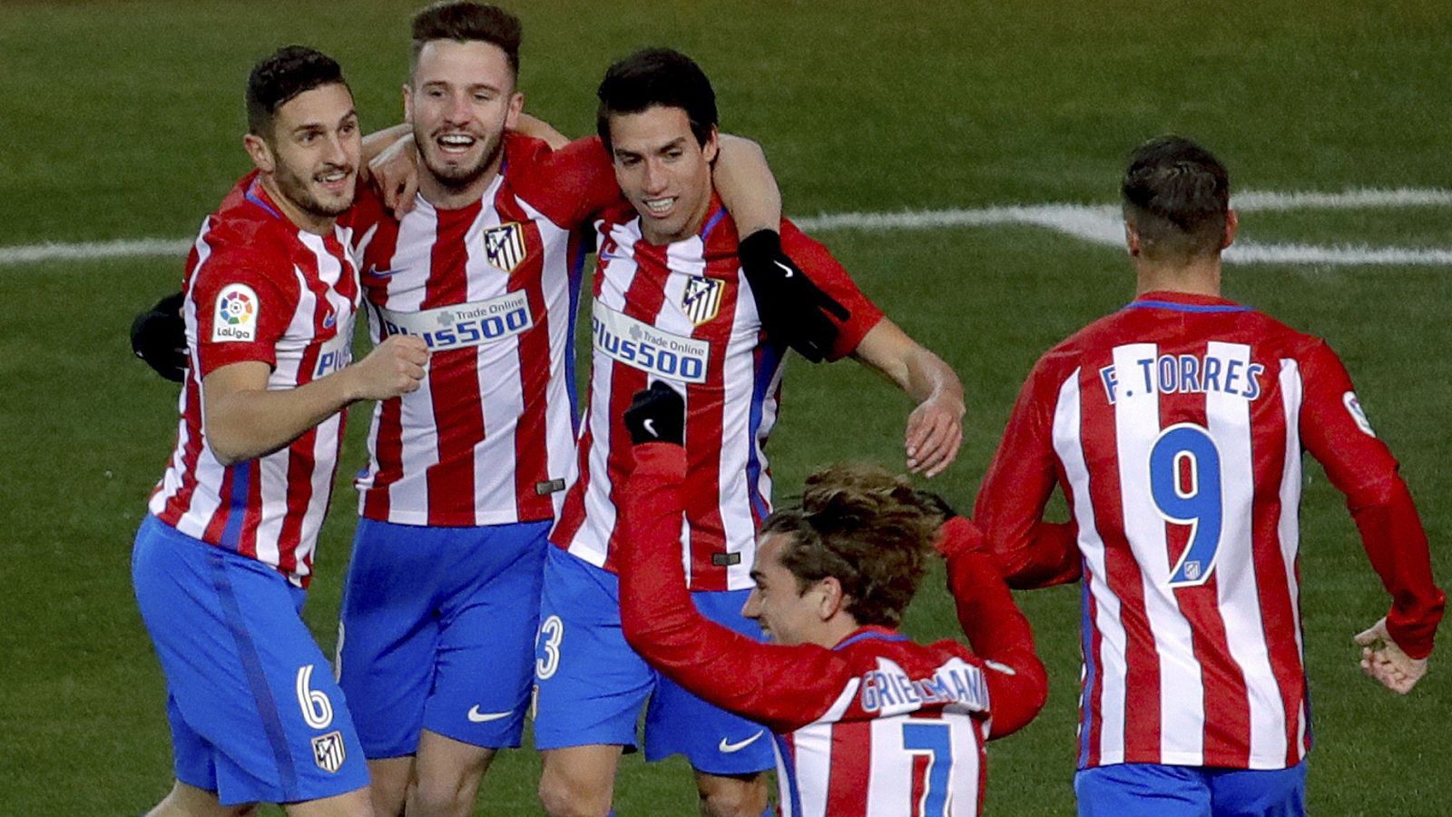 Nico Gaitán celebra su gol con los jugadores del Atlético