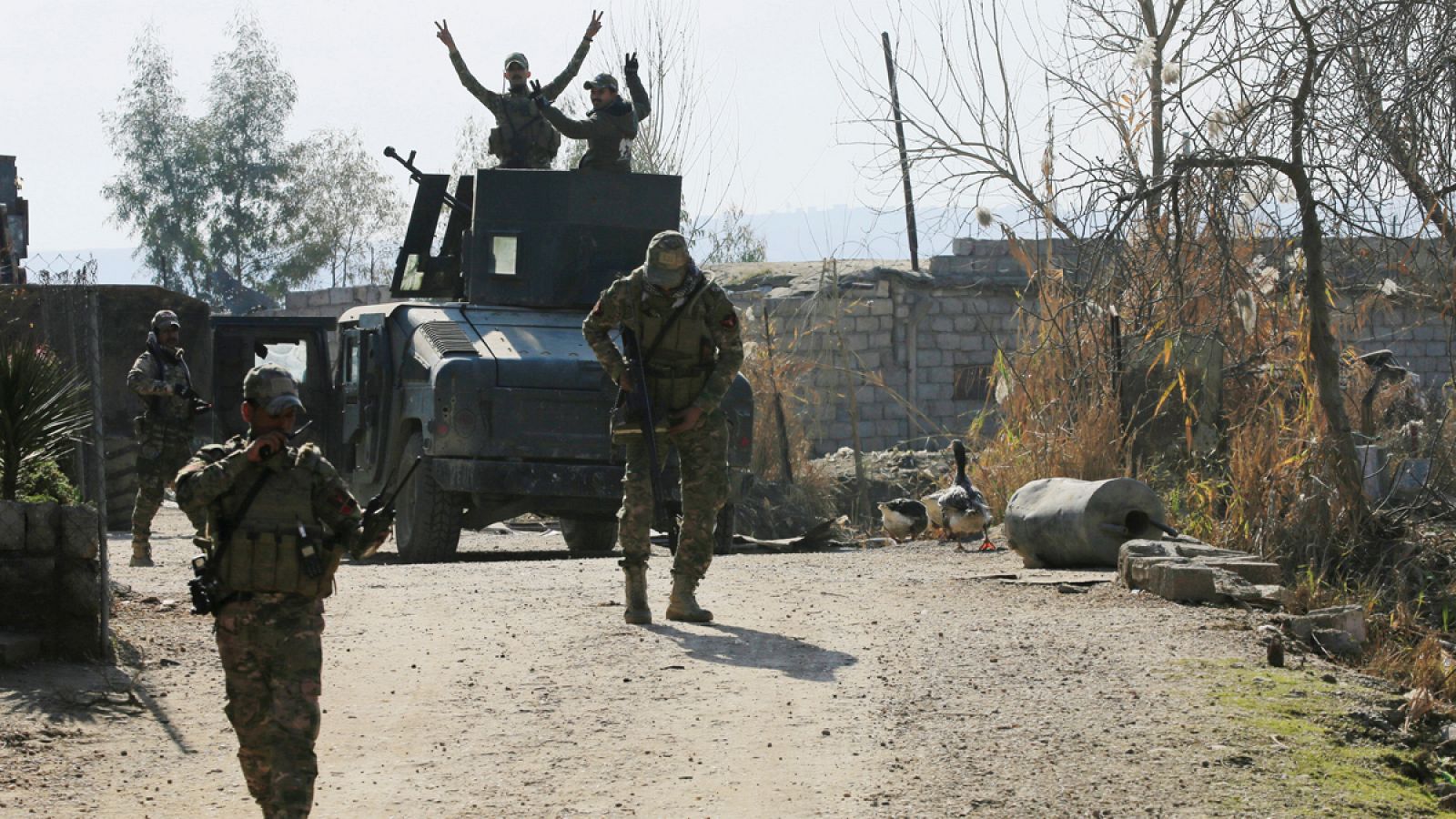 Las tropas iraquíes celebran su victoria cerca del río Tigris tras su batalla contra el Estado Islámico al sur de Mosul.