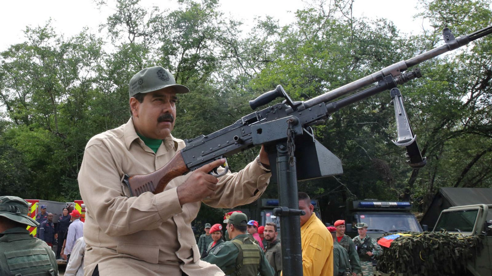 El presidente venezolano, Nicolás Maduro, participando en los ejercicios militares del sábado 14 de enero de 2017 en Charallave. (Venezuela)