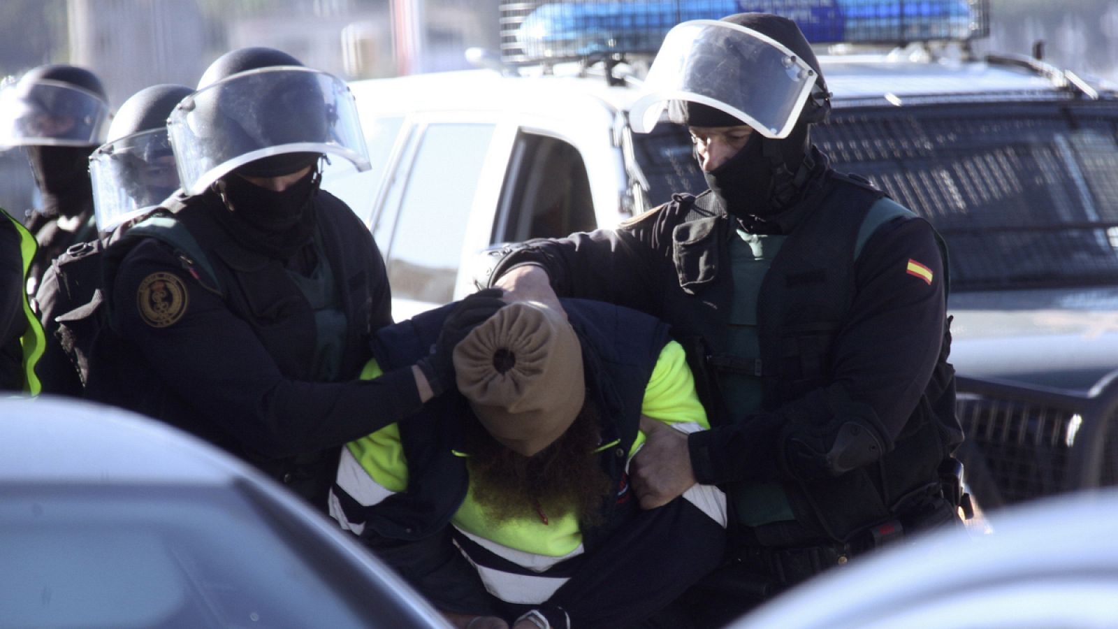 Agentes de la Guardia Civil trasladan el sábado a uno de los detenidos en la operación contra el terrorismo yihadista en Ceuta.