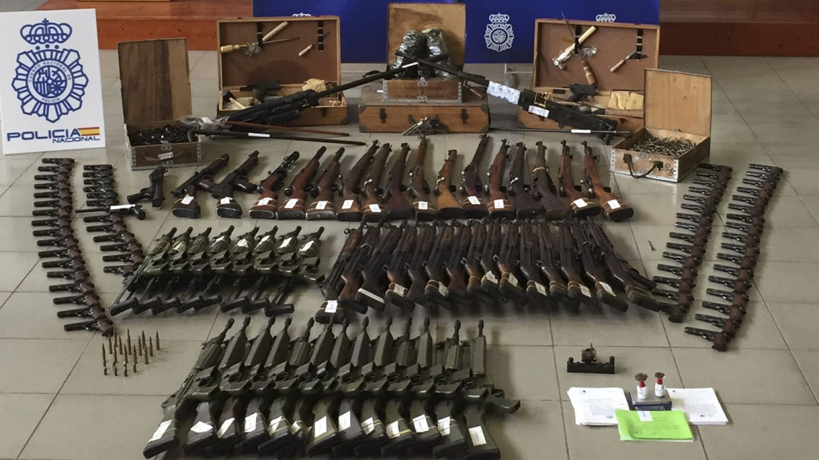 Las armas y dinero del que se ha incautado la Policía Nacional en una operación en varias provincias