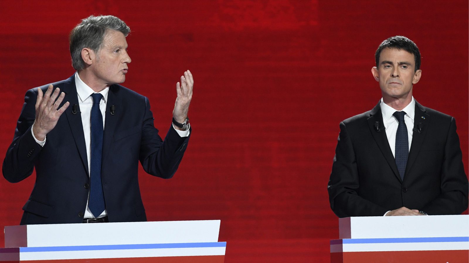 Los candidatos a ganar las primarias de la izquierda francesa, el exministro de Educación Vincent Peillon y el ex primer ministro Manuel Valls durante el segundo debate televisado.