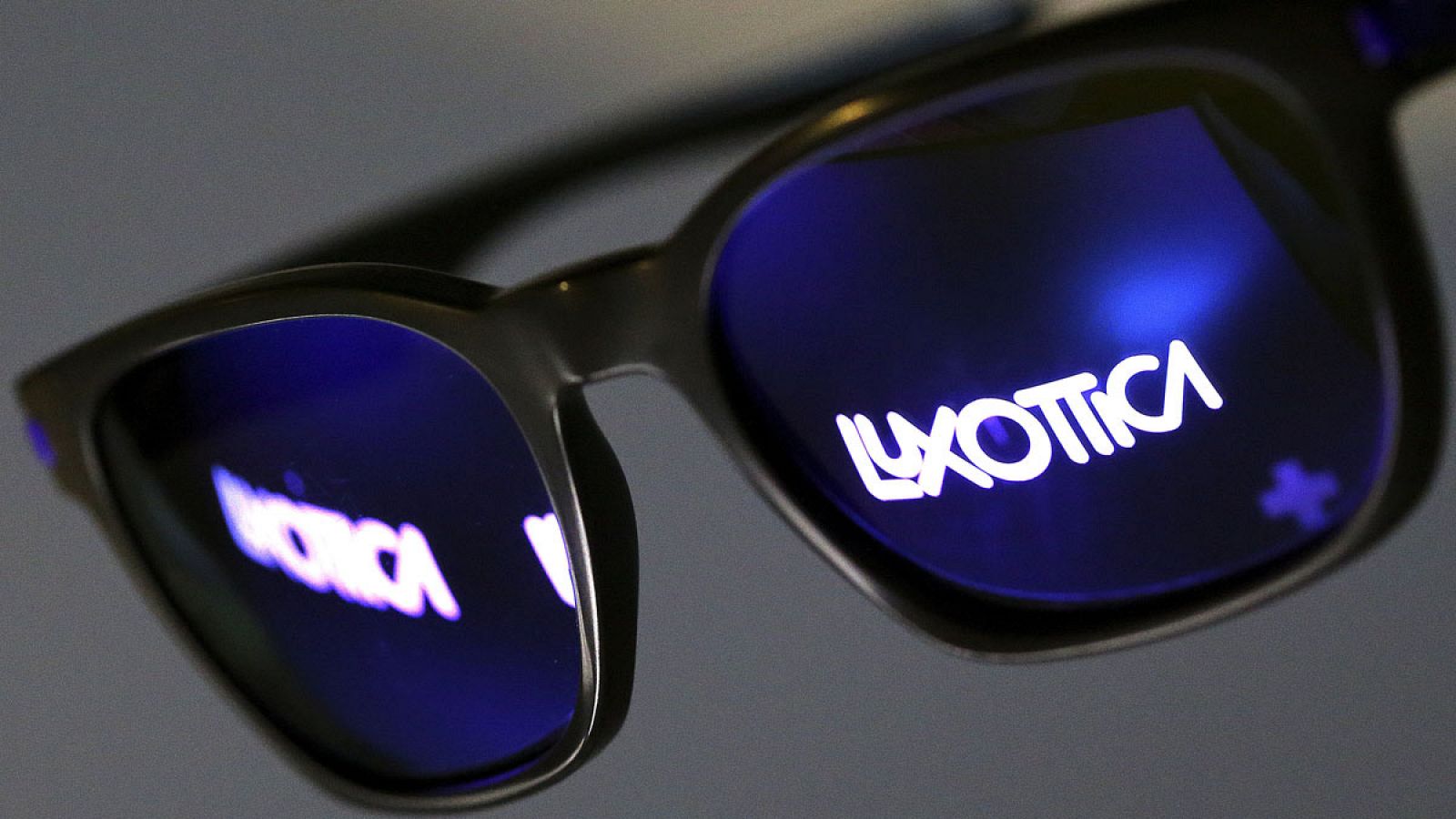 El nombre de Luxottica se refleja en un par de gafas de sol