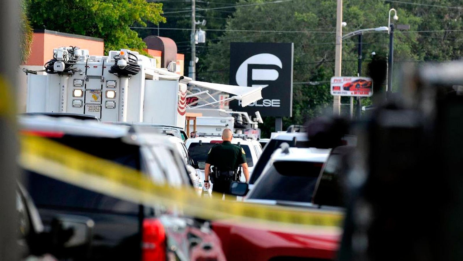 Un policía examina el escenario de la matanza del club Pulse, en Orlando