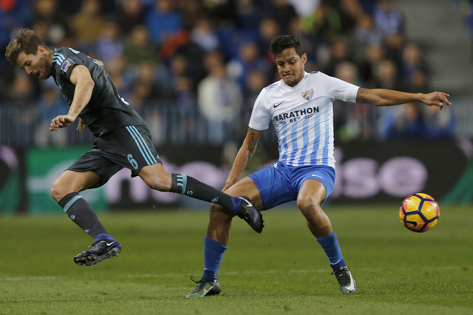 Iñigo Martínez (i) autor del primer gol, pelea por el balón con el malaguista Roberto Rosales