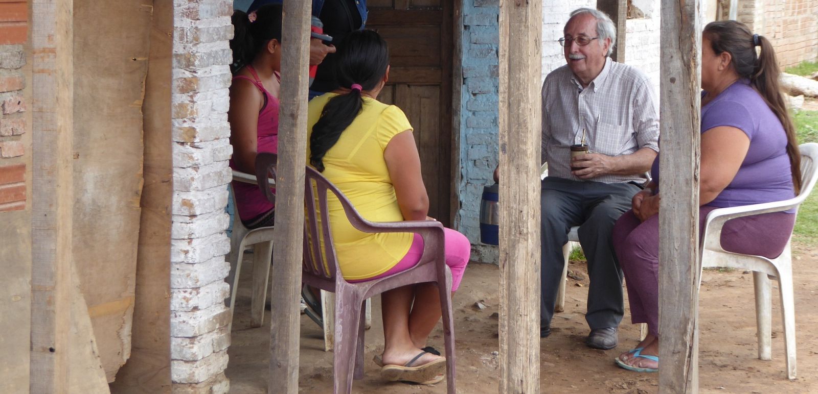Pedro Velasco visita a una de las familias del bañado Tacumbú