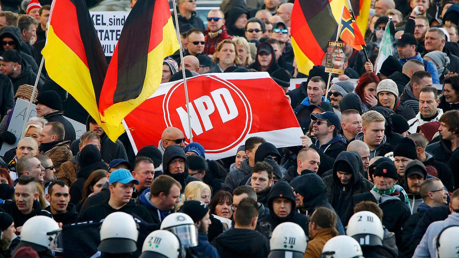 Foto de archivo: partidarios del partido anti-inmigración PEGIDA sostienen una pancarta con el logotipo del partido neonazi NPD en una manifestación en Colonia