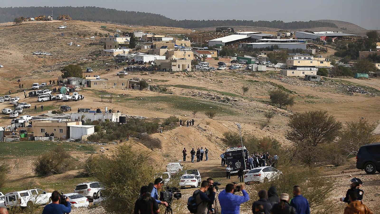 Policías israelíes desplegados en los alrededores de la aldea beduina de Um al Hirán, en el Neguev, Israel