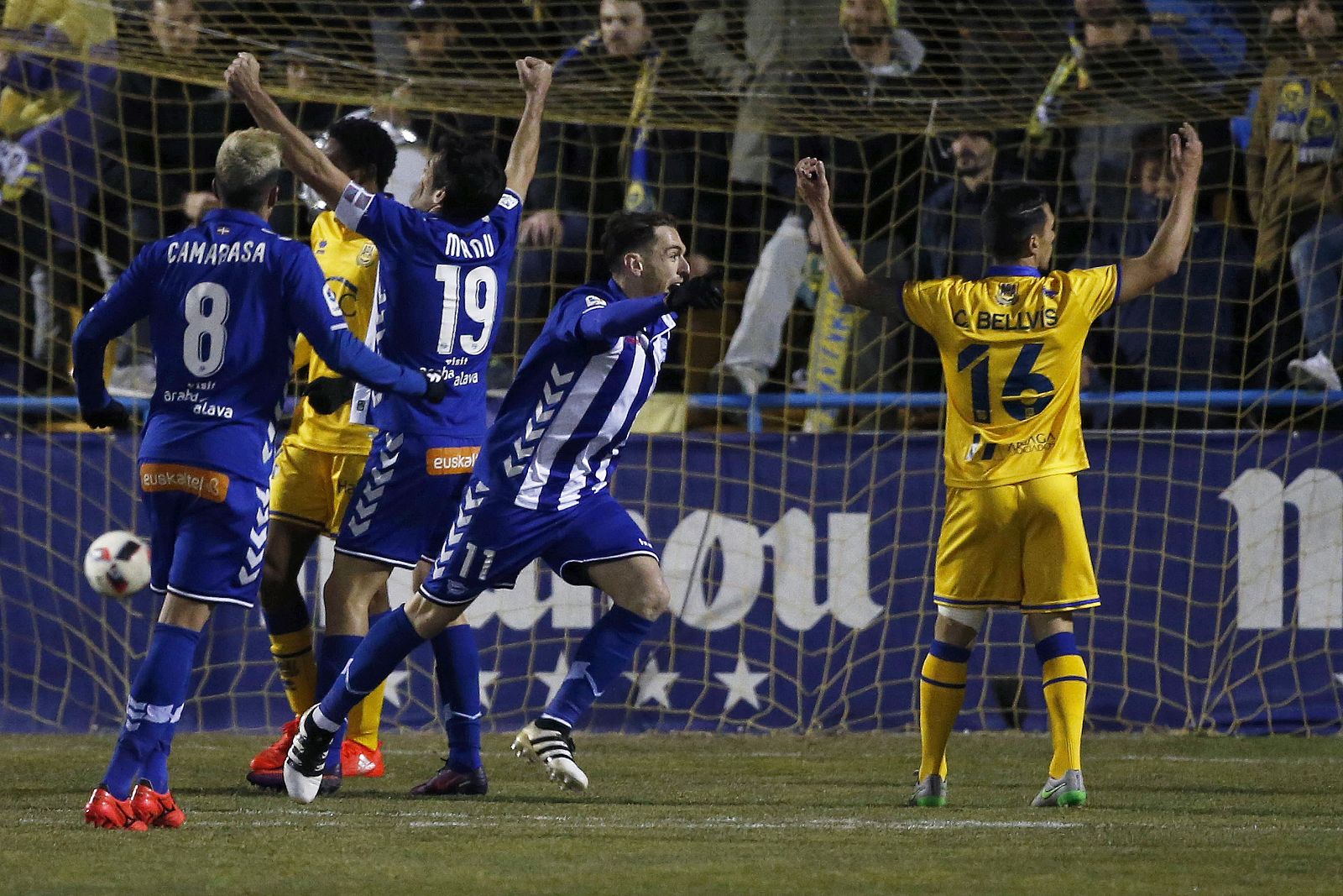 Los jugadores del Deportivo Alavés celebran el gol del delantero Ibai Gómez.