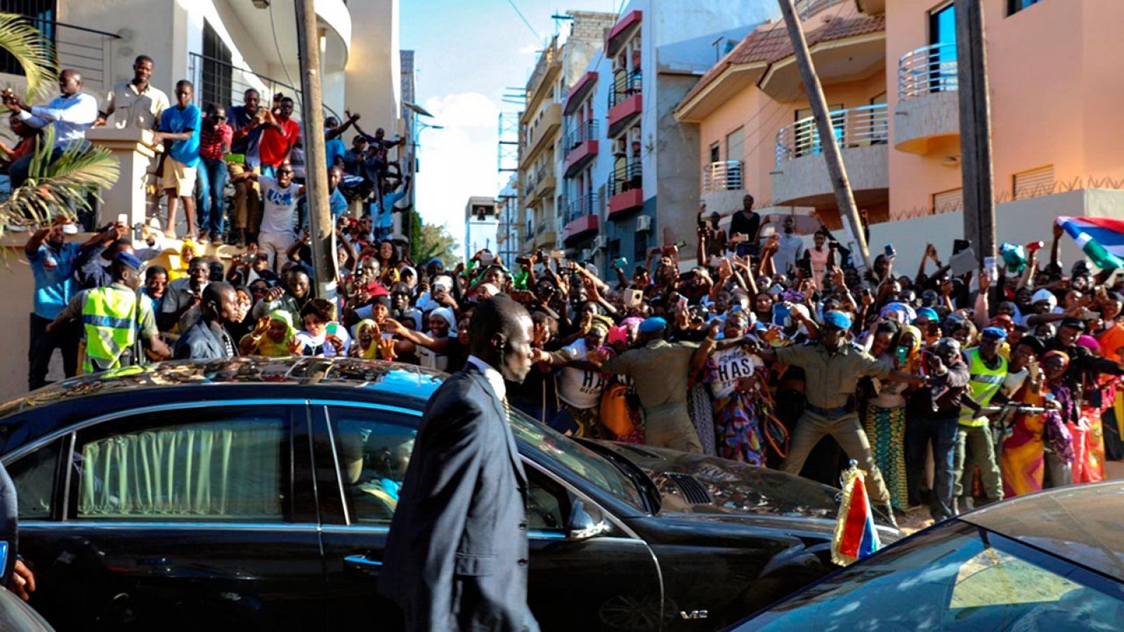Los seguidores de Adama Barrow celebran su investidura como nuevo presidente de Gambia a su salida de la embajada de Dakar
