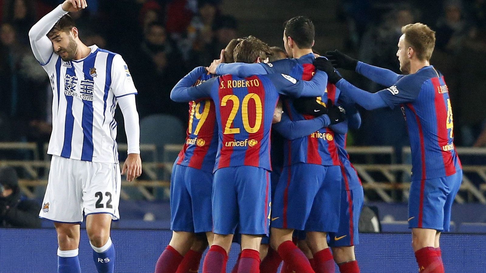 Los jugadores del Barcelona celebran el gol de Neymar en Anoeta.