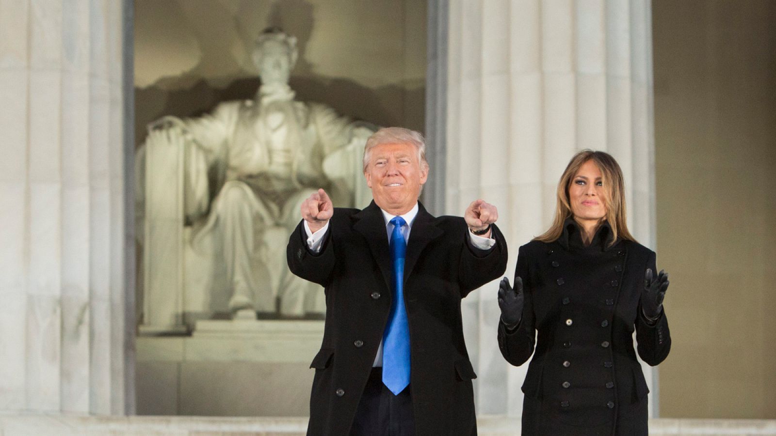 El presidente electo de EE.UU. Donald J. Trump y la entrante primera dama Melania Trump frente al Monumento a Lincoln en Washington.