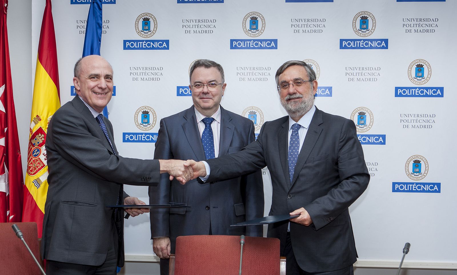 Enrique Alejo, Guillermo Cisneros y Félix Pérez durante la firma de renovación de la Cátedra RTVE-UPM