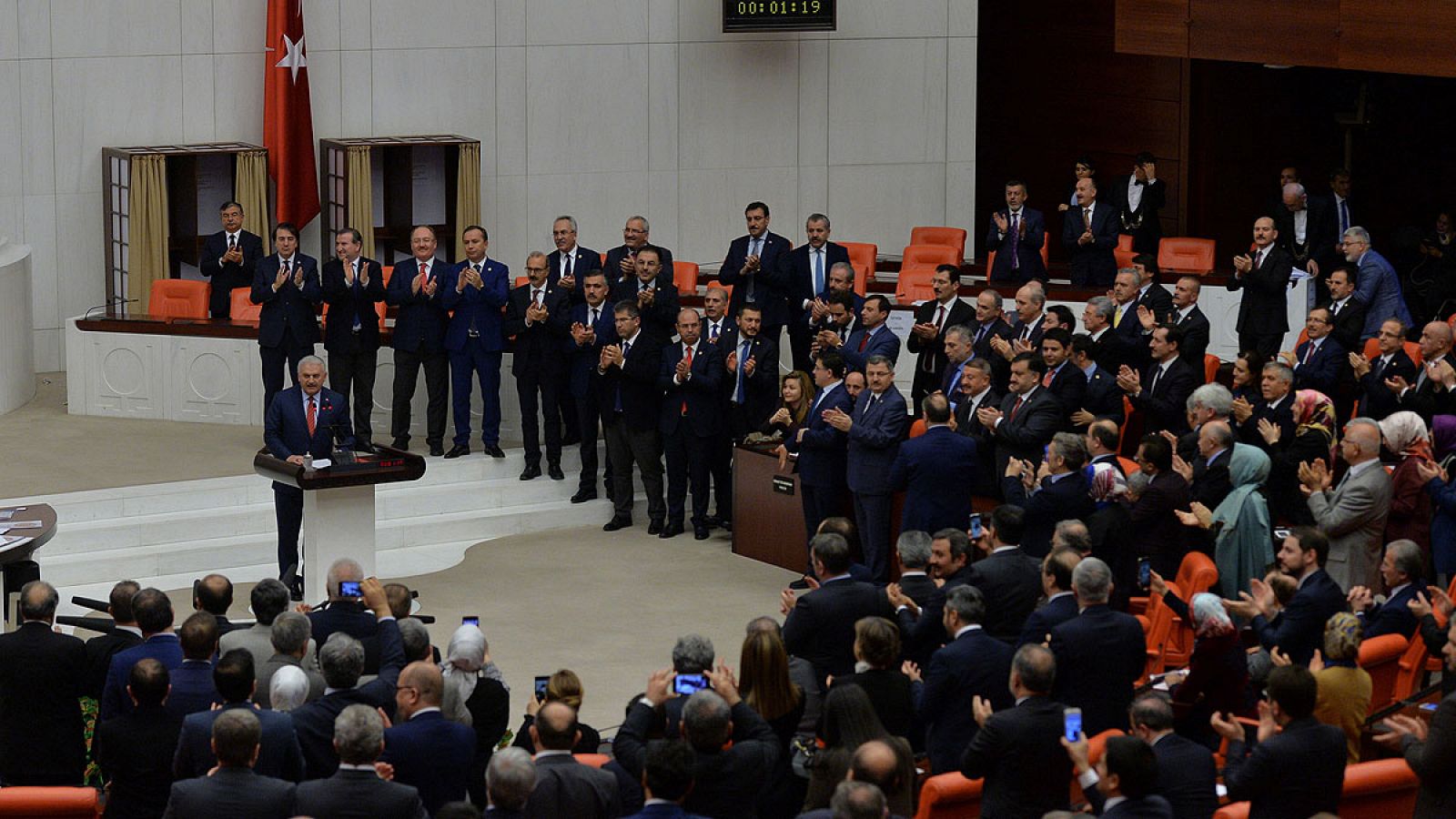 El primer ministro turco Binali Yildirim comparece en el Parlamento