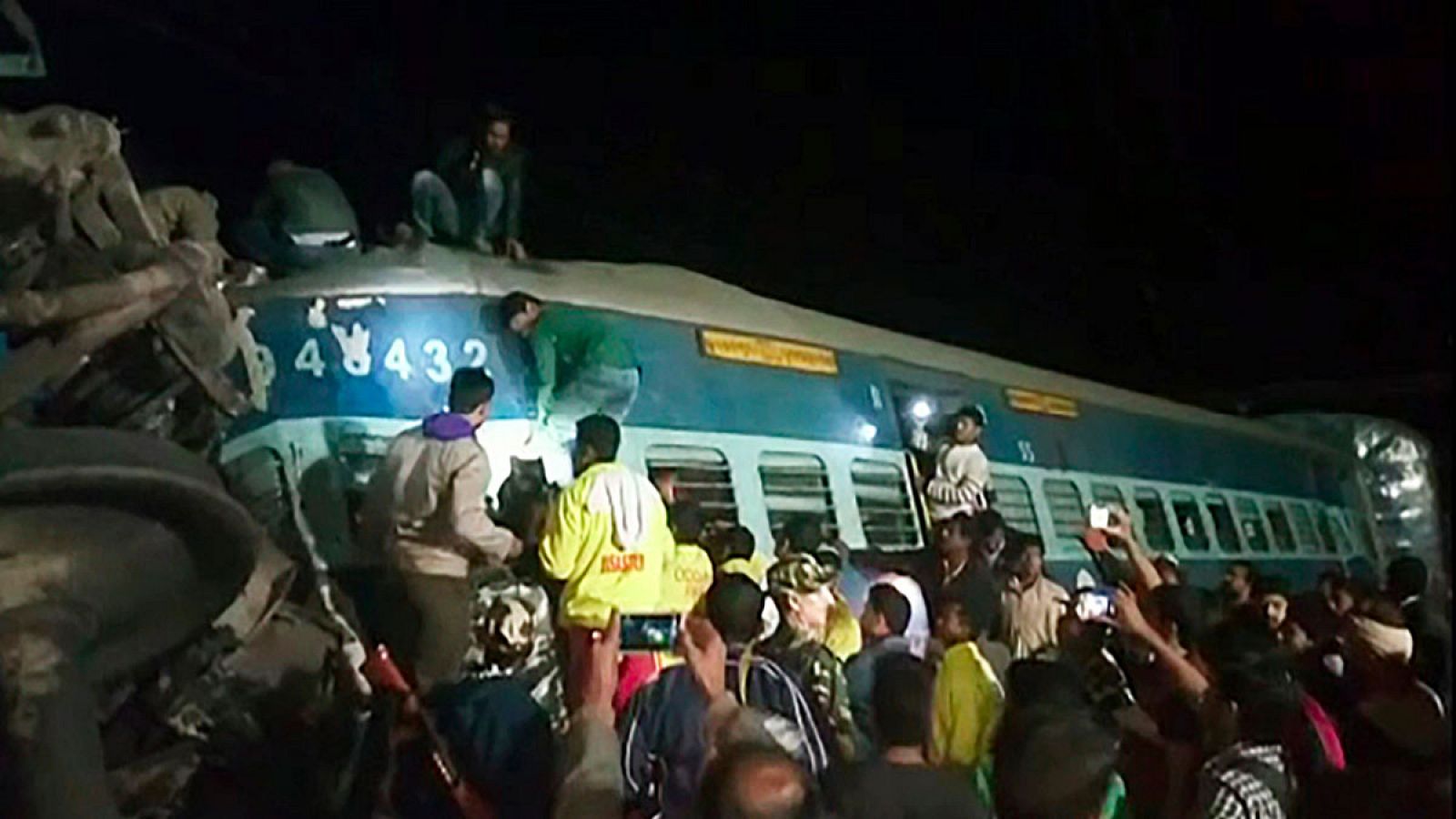 Imagen televisiva que muestra a los equipos de rescate buscando a las víctimas del tren descarrilado en Kuneru (sudeste de la India).