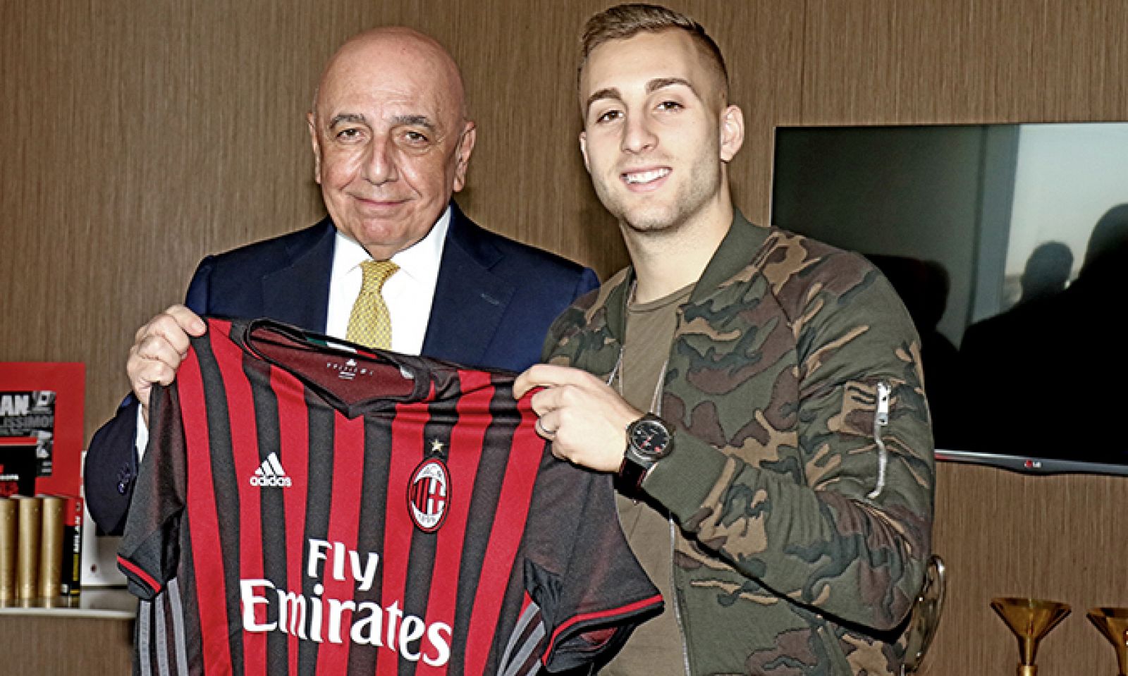 Deulofeu posando con la camiseta del AC Milan.