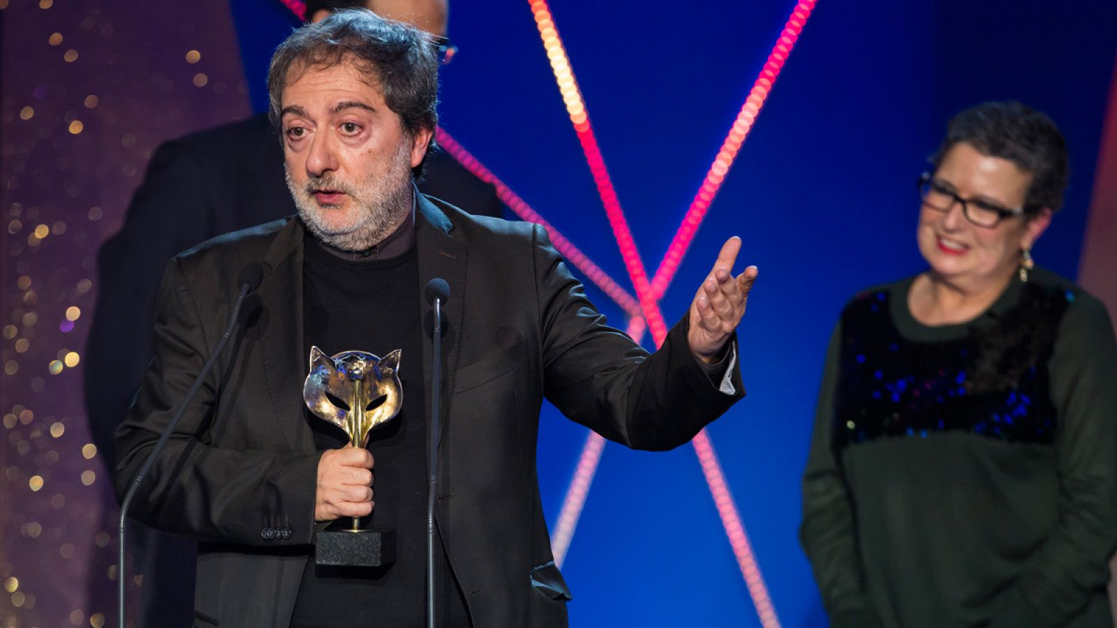 Javier Olivares recoge el Premio Feroz a la mejor serie de televisión dramática para El Ministerio del Tiempo.