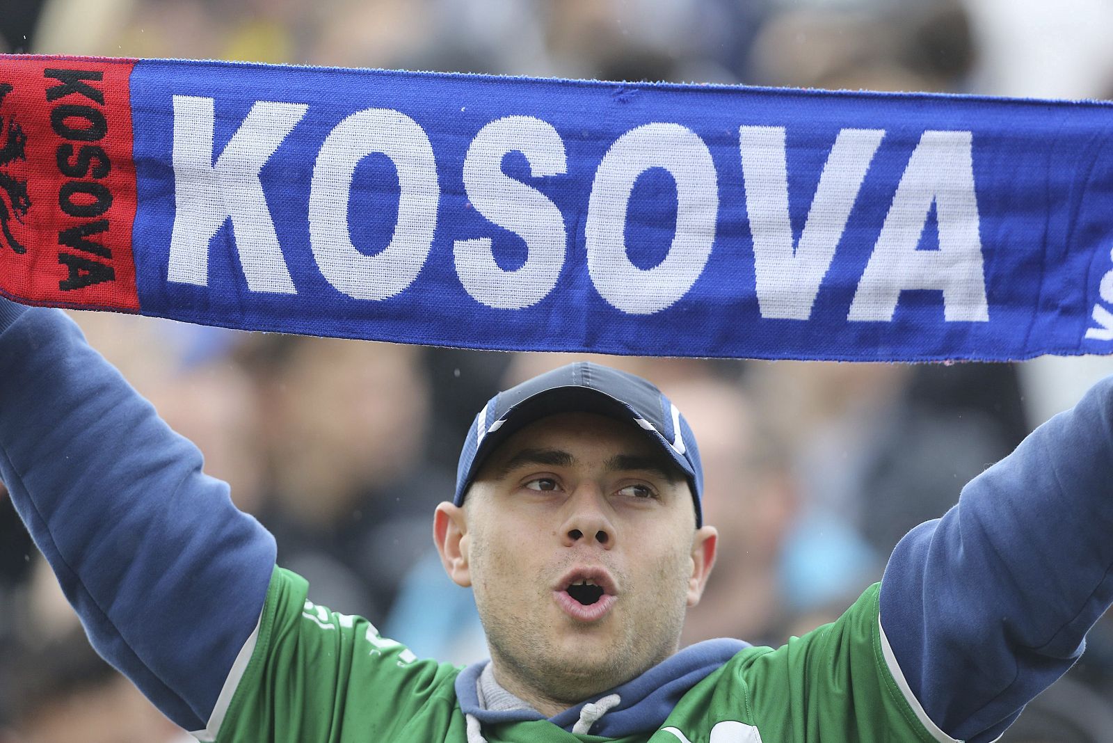 Un aficionado de Kosovo anima a su selección durante el partido amistoso Kosovo-Haití.