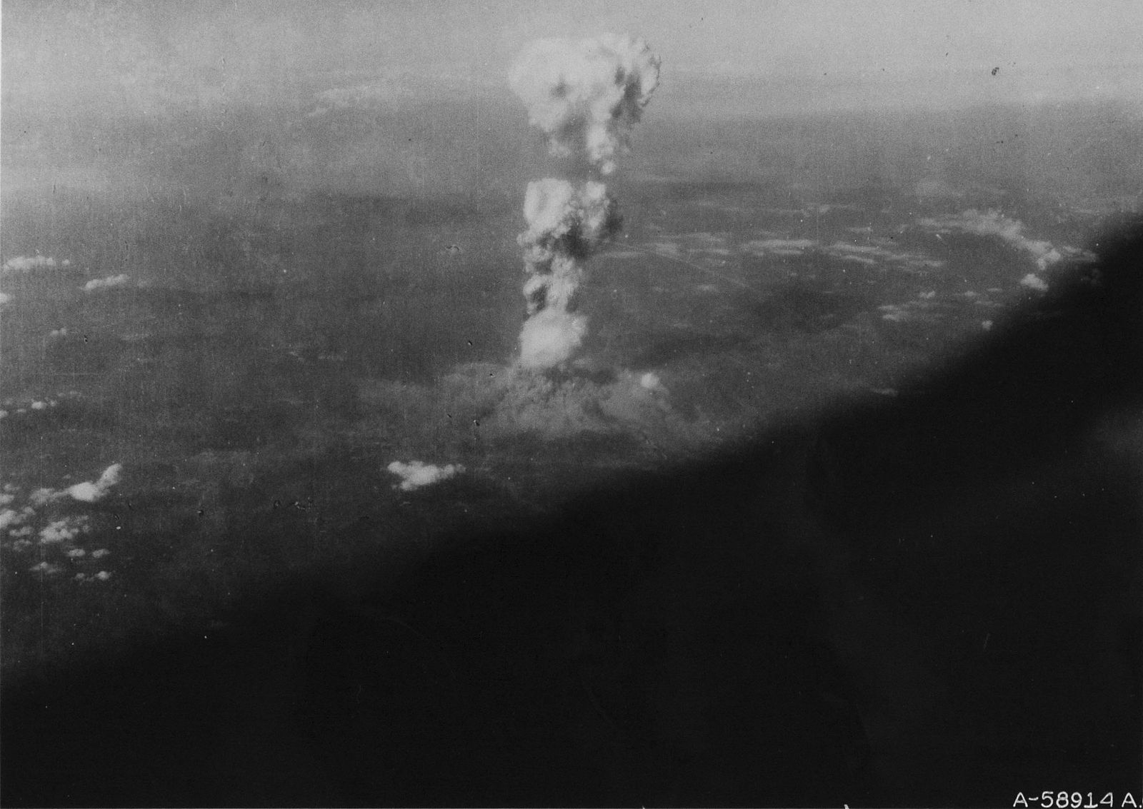 Fotografía inédita de la nube con forma de hongo formada tras el impacto de la bomba atómica sobre la ciudad de Hiroshima el 6 de agosto de 1945.