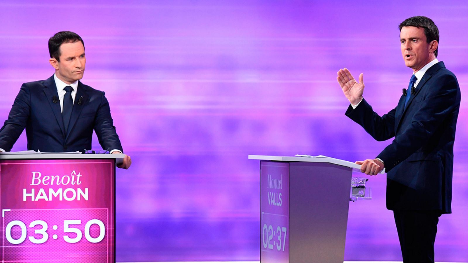 Los candidatos socialistas Manuel Valls y Benoît Hamon durante el cara a cara celebrado este miércoles.