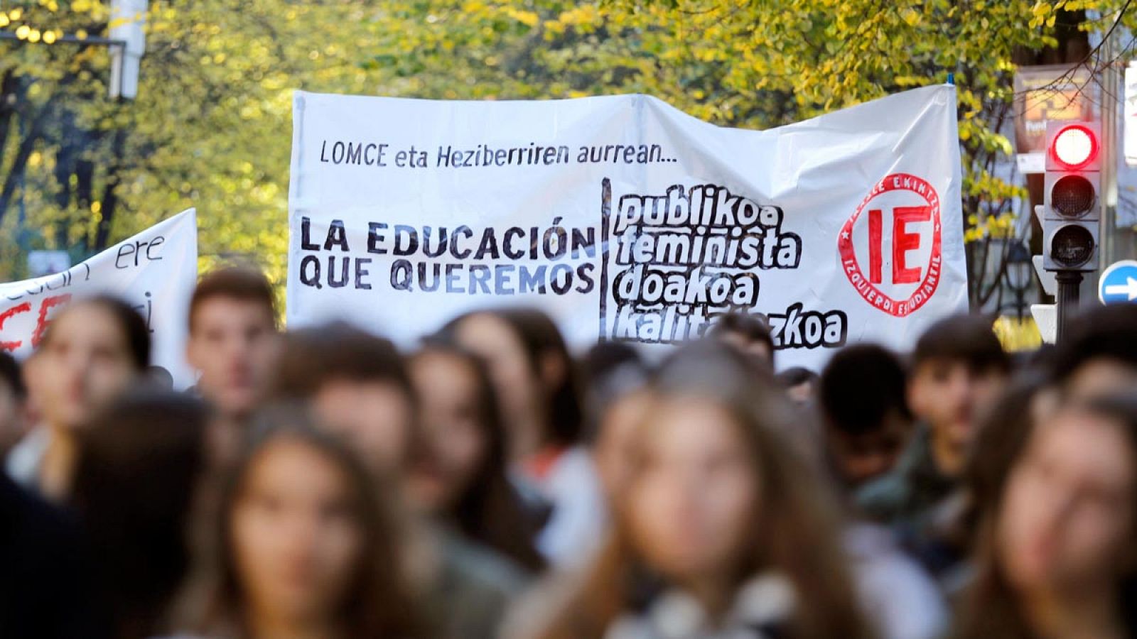 Manifestación en Bilbao convocada por los estudiantes contra la Lomce y las reválidas