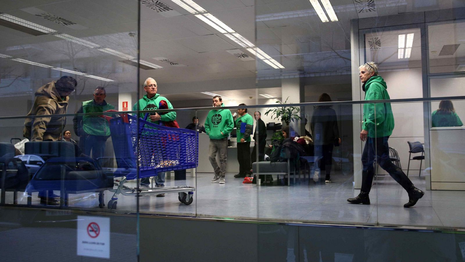 Miembros de la Plataforma de Afectados por la Hipoteca (PAH) de Barcelona durante la ocupación de las oficinas del Consorcio de Vivienda de Barcelona la semana pasada