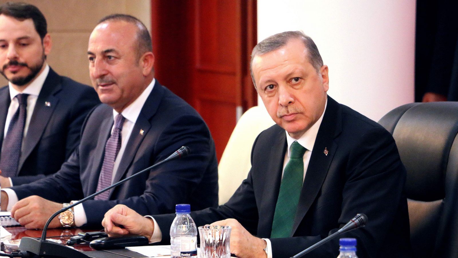 El presidente turco, Recep Tayyip Erdogan, en primer término junto al ministro de Asuntos Exteriores turco, Mevlut Cavusoglu.