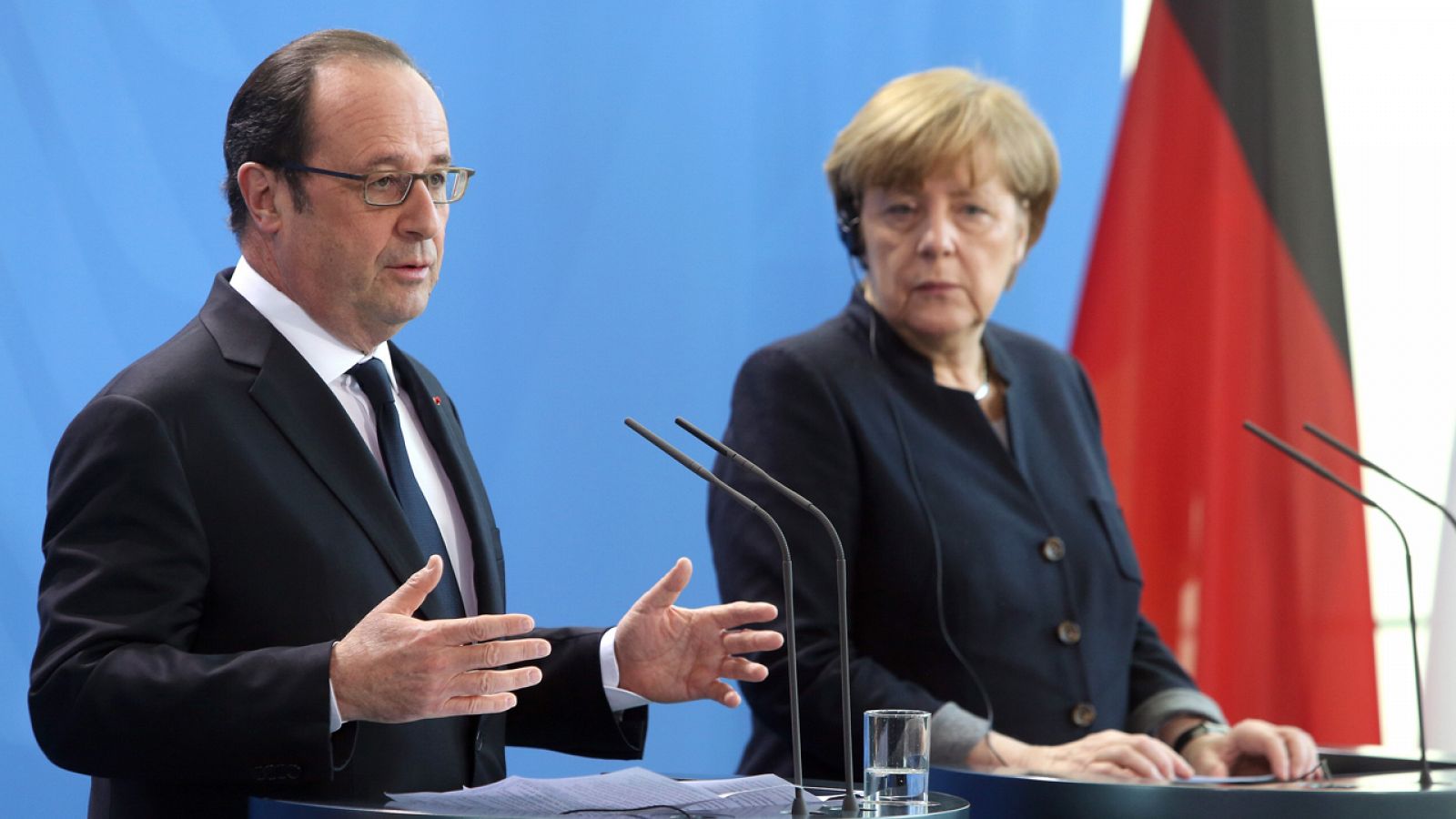 La canciller alemana, Angela Merkel, y el presidente francés, Francois Hollande, comparecen ante la prensa tras su encuentro en Berlín.