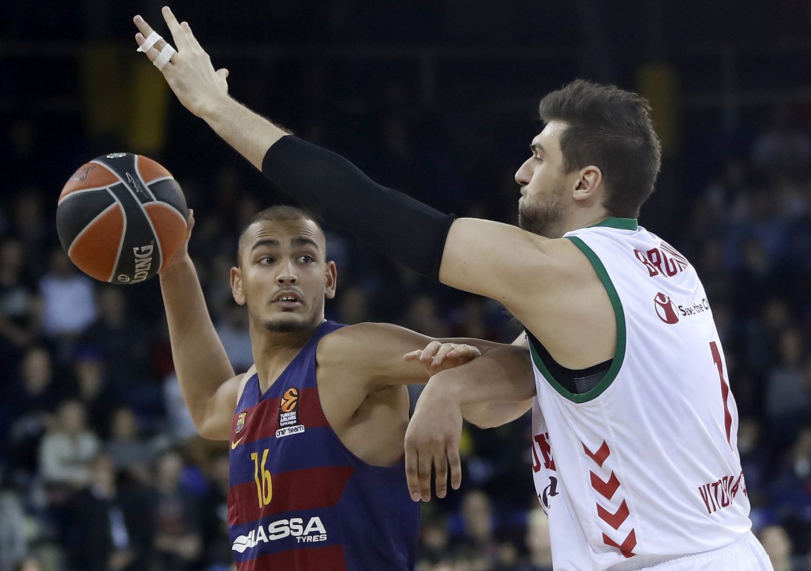 Peno intenta lanzar ante la oposición de Andrea Bargnani.