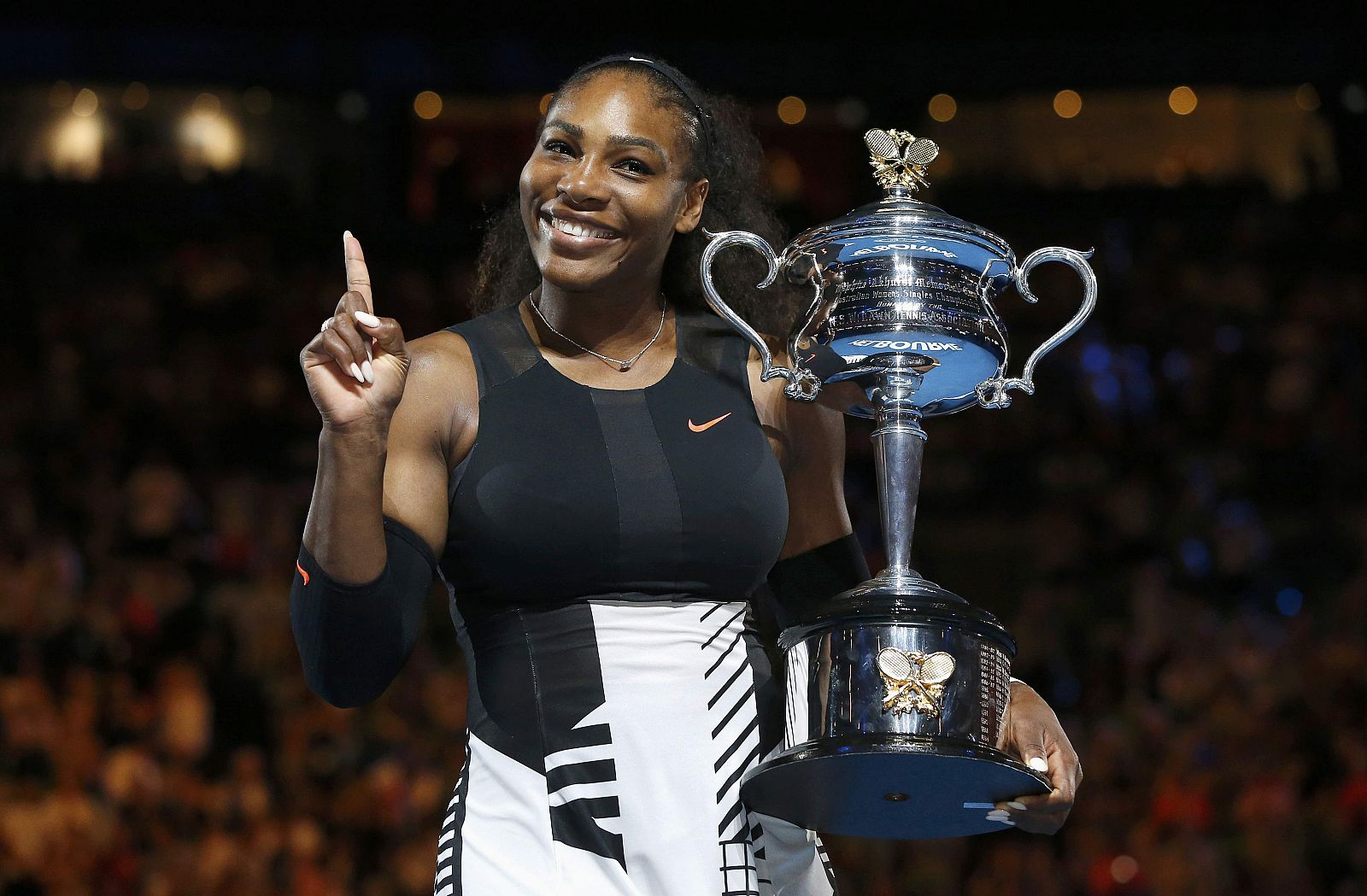 Serena Williams posa con su trofeo del Open de Australia tras conquistarlo ante su hermana mayor.