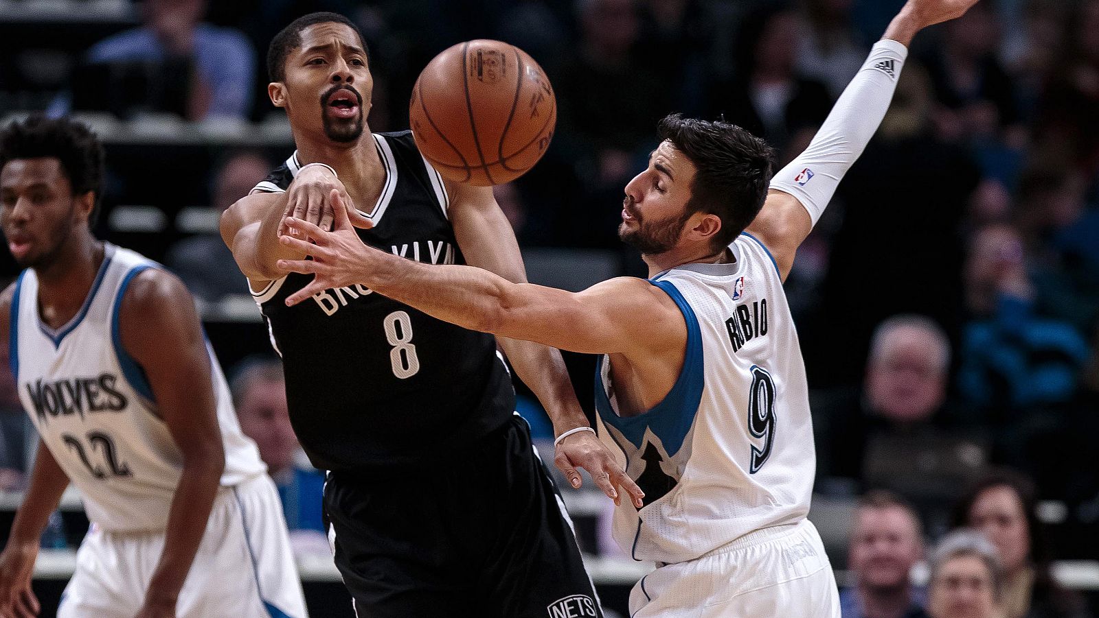 Ricky Rubio defiende a Spencer Dinwiddle.