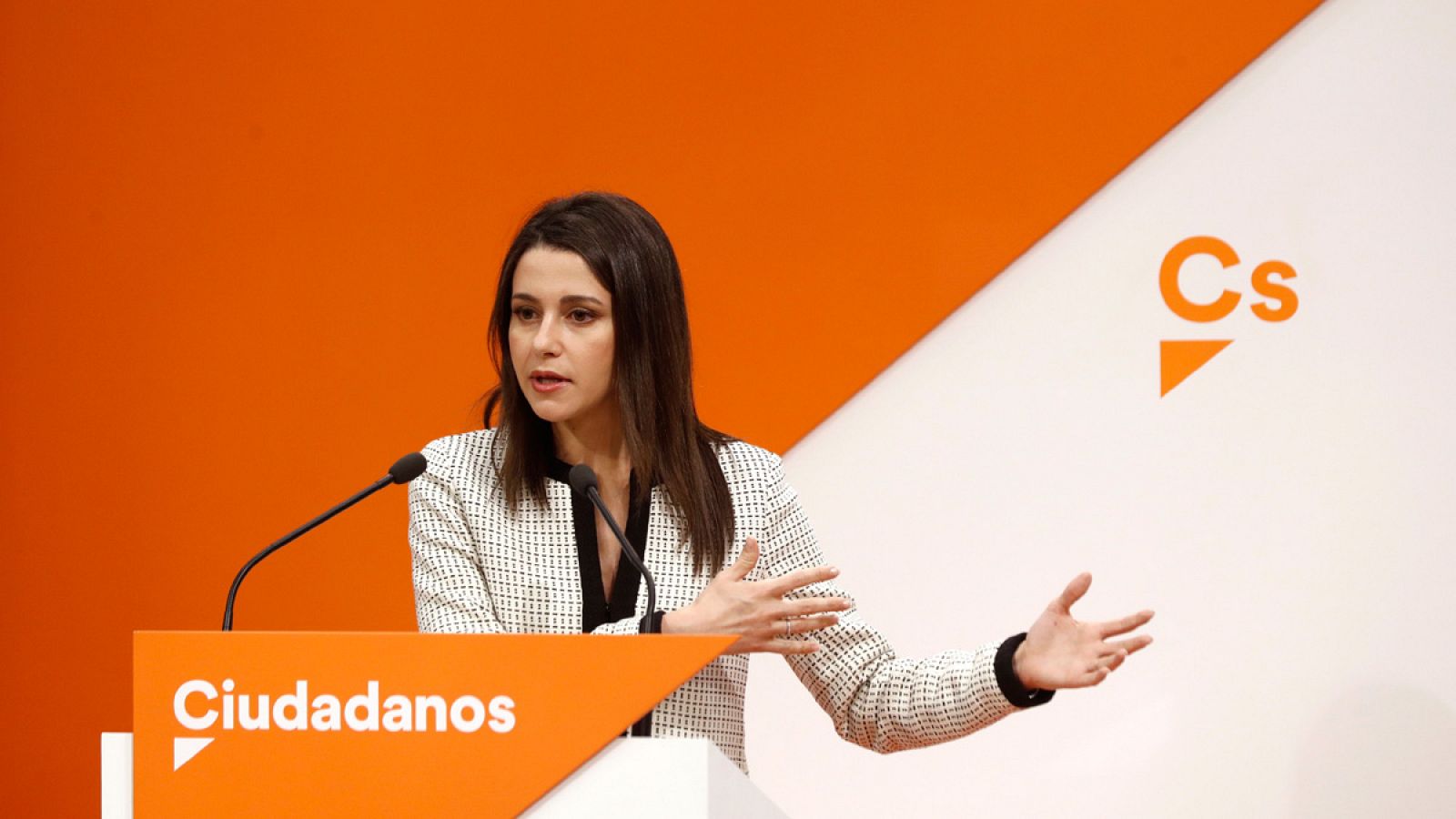 La nueva portavoz de Ciudadanos, Inés Arrimadas, en su primera rueda de prensa en esa función.