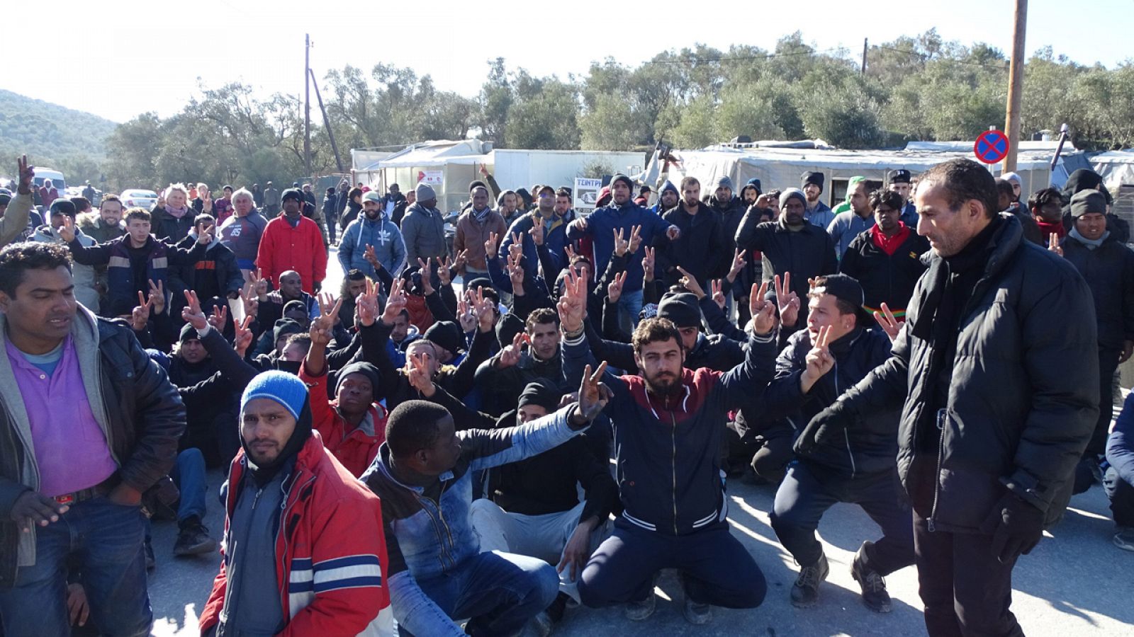 Refugiados en la isla griega de Lesbos protestan tras la muerte de un migrante en el campamento