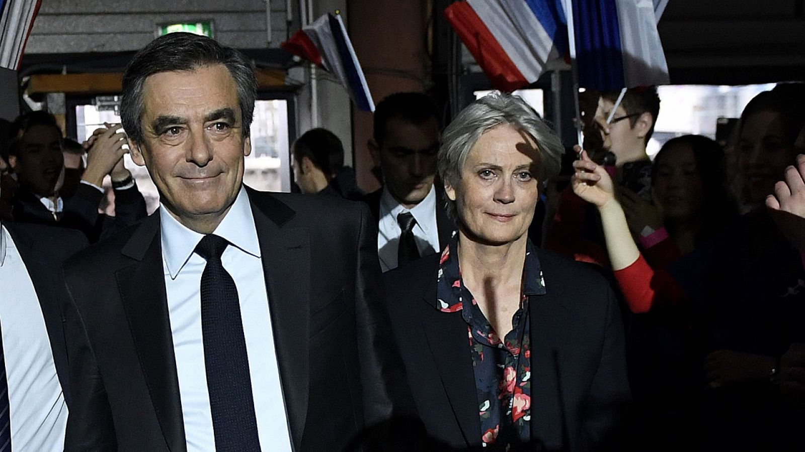 François Fillon y su mujer, en un mítin de campaña este domingo.