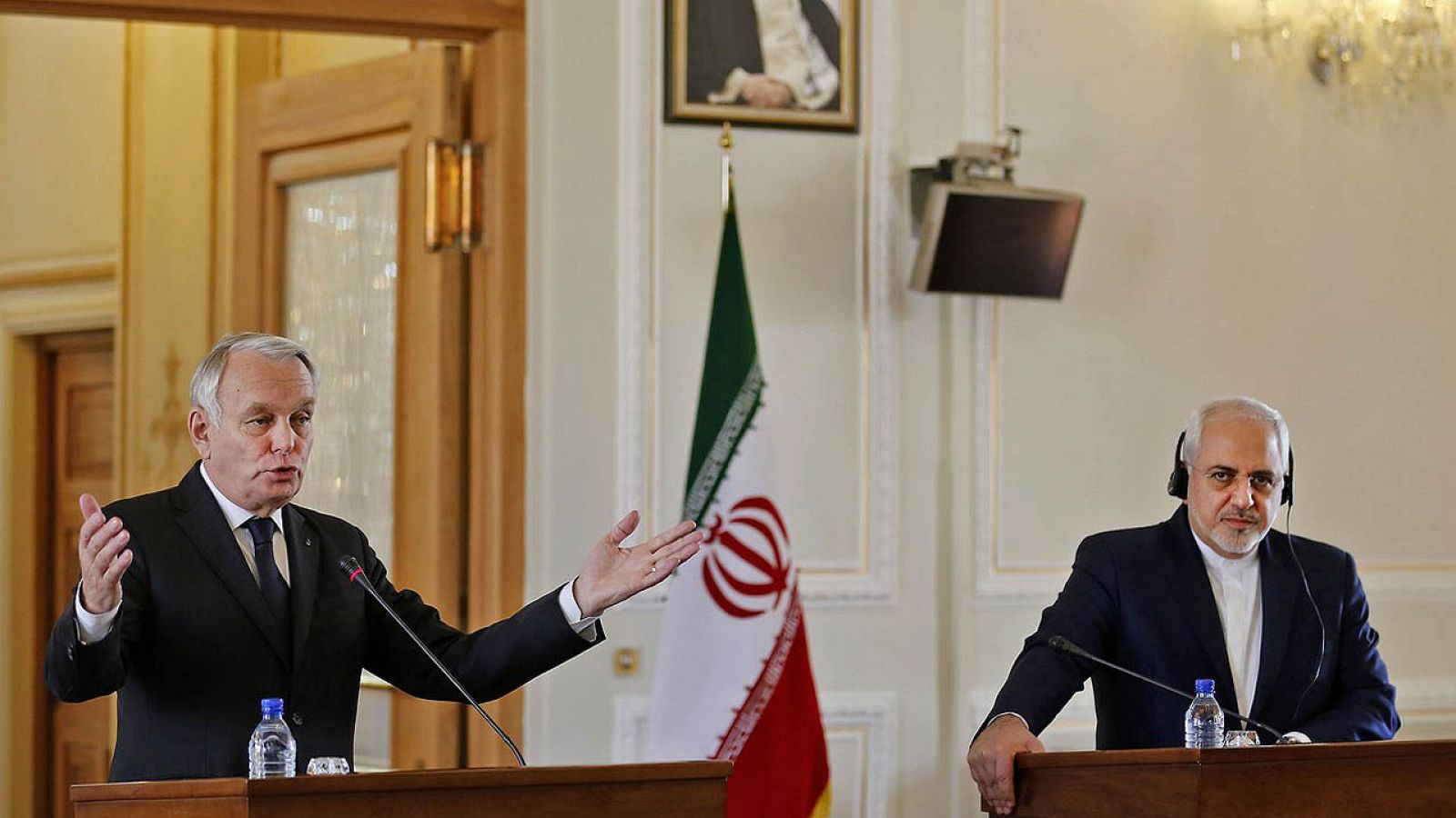 El ministro francés de Exteriores, Jean-Marc Ayrault (izquierda) y su homólogo iraní, Javad Zarif, en Teherán