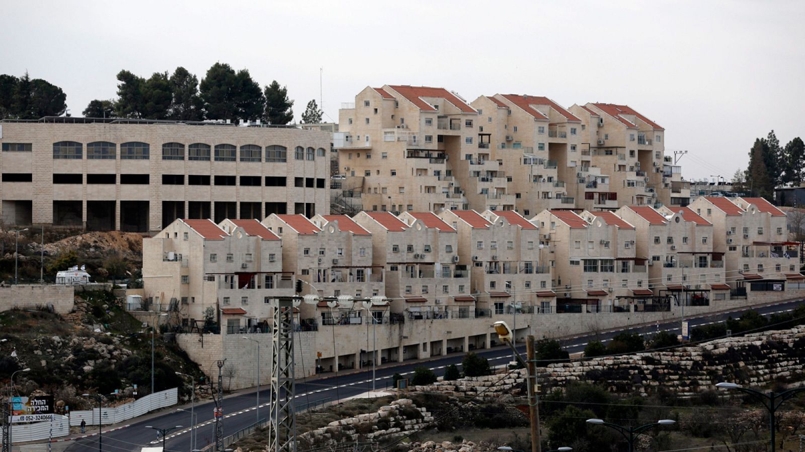 Vista general de la construcción del asentamiento Kiryat Arba en la localidad cisjordana de Hebrón (Palestina).