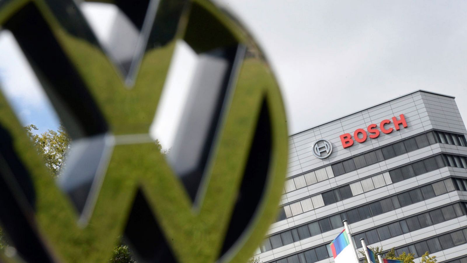 Imagen de archivo que muestra el logotipo del fabricante alemán Volkswagen junto a la sede de la alemana Bosch en Gerlingen