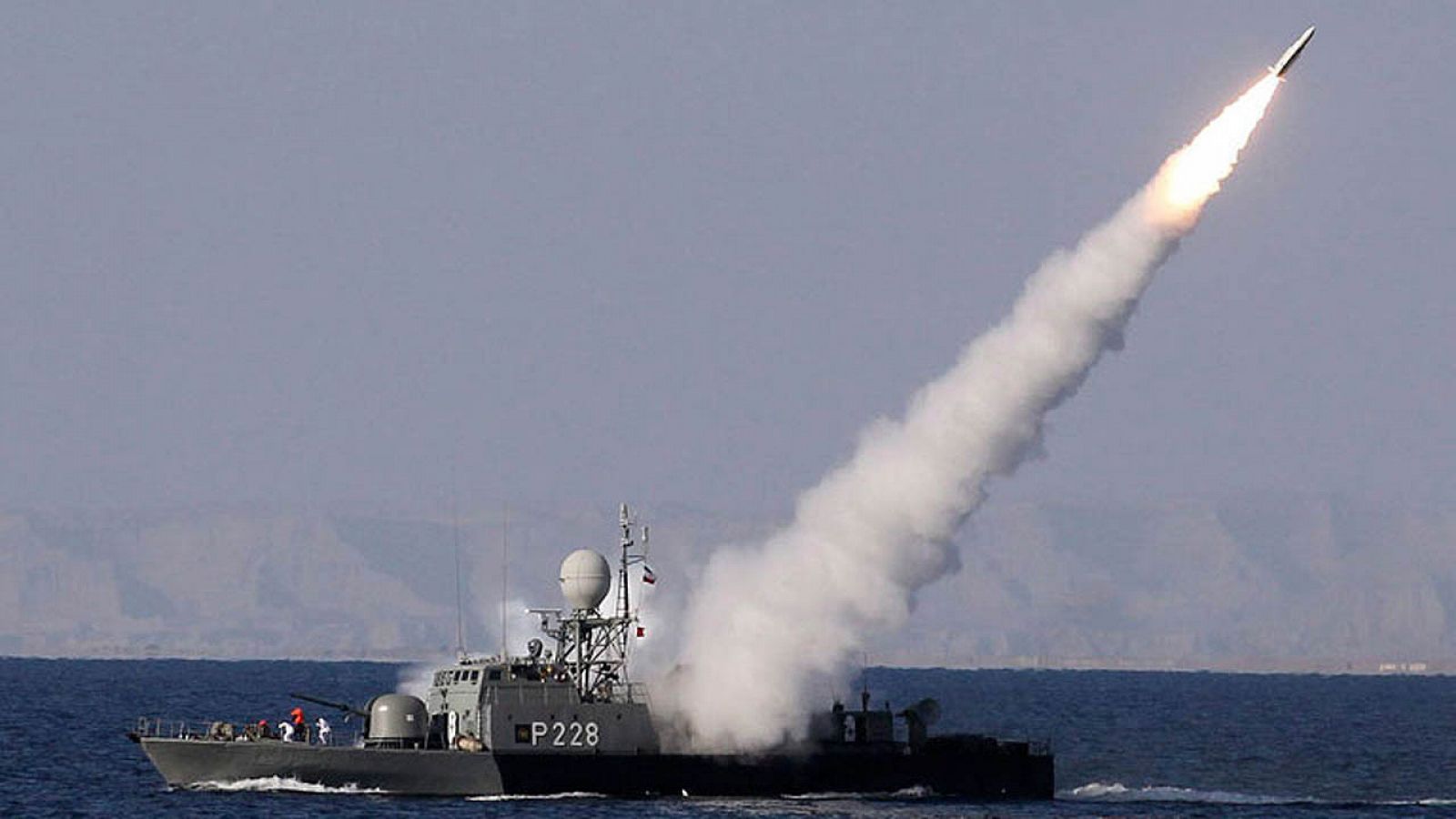 Imagen de archivo del lanzamiento de un misil iraní en el mar de Omán en 2012