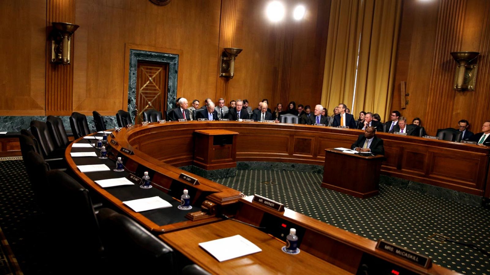 El Comité de Finanzas del Senado de Estados Unidos, con los escaños vacíos de los demócratas en primer plano