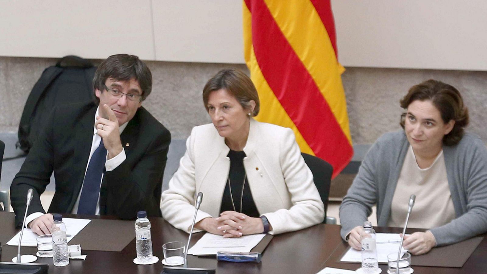 El presidente de la Generalitat, Carles Puigdemont, la presidenta del Parlament, Carme Forcadell, y la alcaldesa de Barcelona, Ada Colau, durante la segunda reunión del Pacto Nacional por el Referéndum