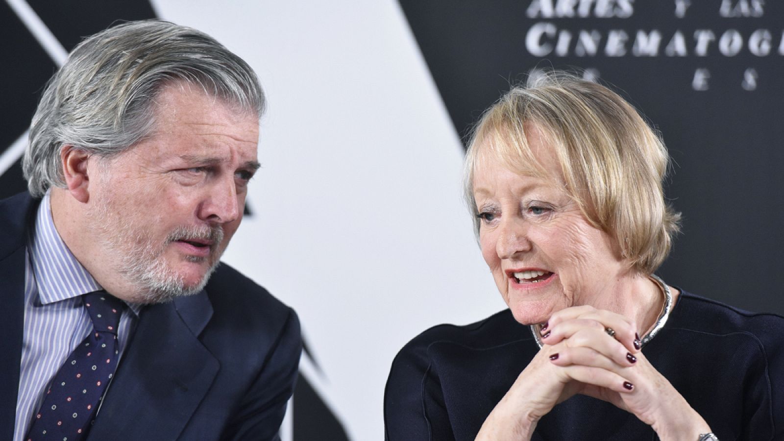 El ministro de Educación, Cultura y Deporte, Íñigo Méndez de Vigo, junto a la presidenta de la Academia de las Artes y las Ciencias Cinematográficas de España, Yvonne Blake.