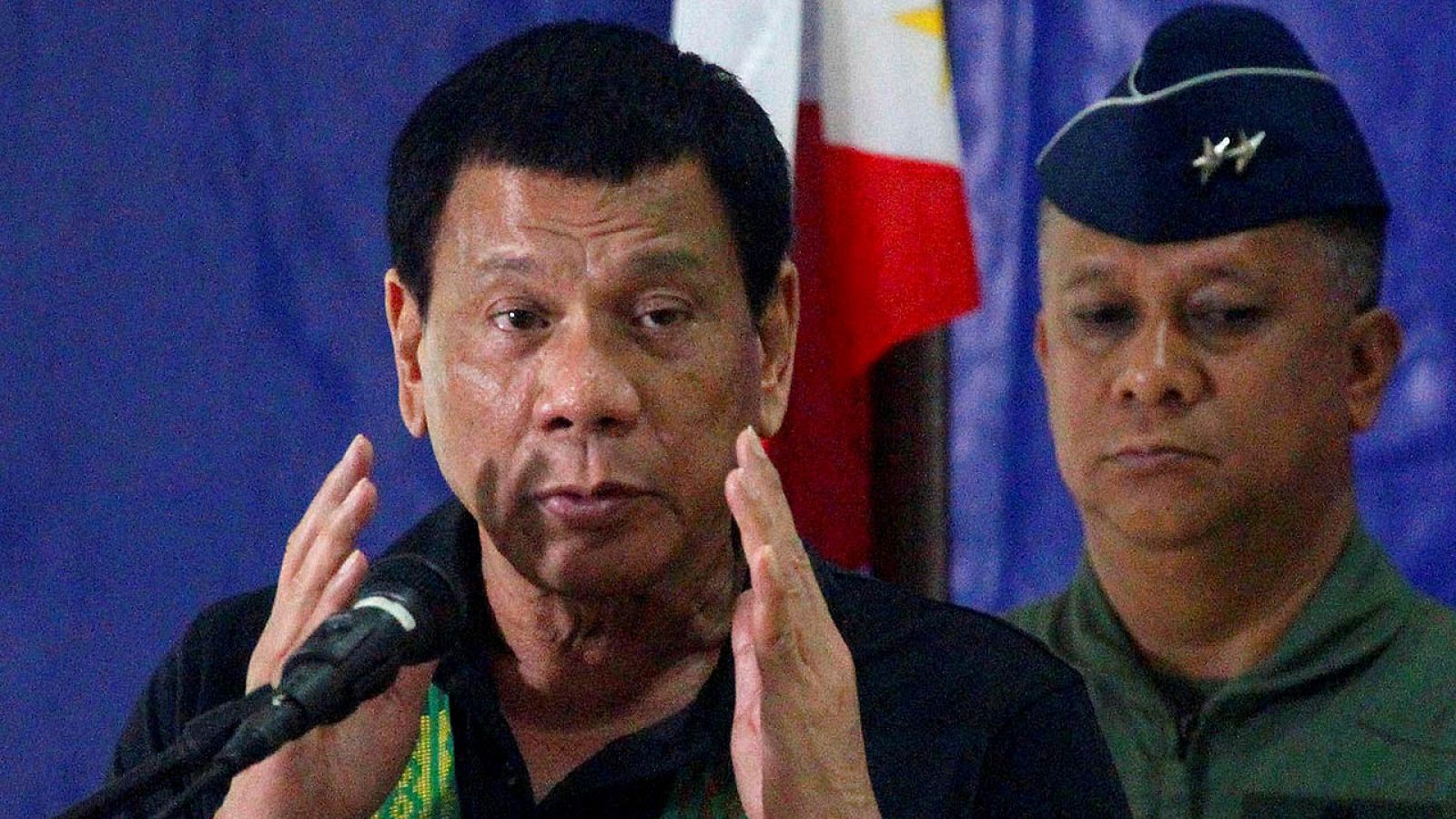 El presidente filipino, Rodrigo Duterte, habla ante un militar en esta foto de archivo