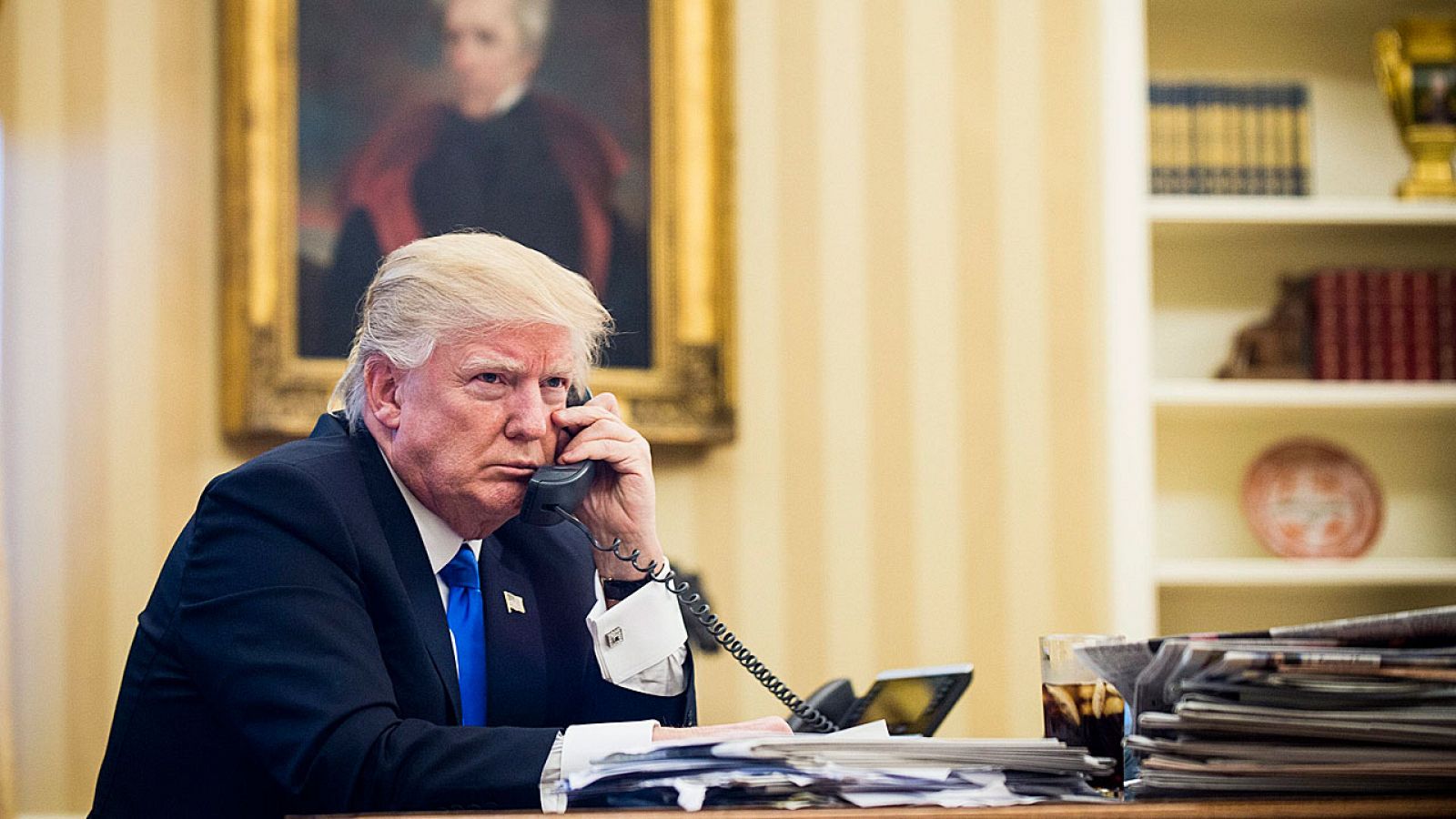 El presidente de EE.UU., Donald J. Trump, habla por teléfono con el primer ministro australiano, Malcolm Turnbull, en el Despacho Oval.
