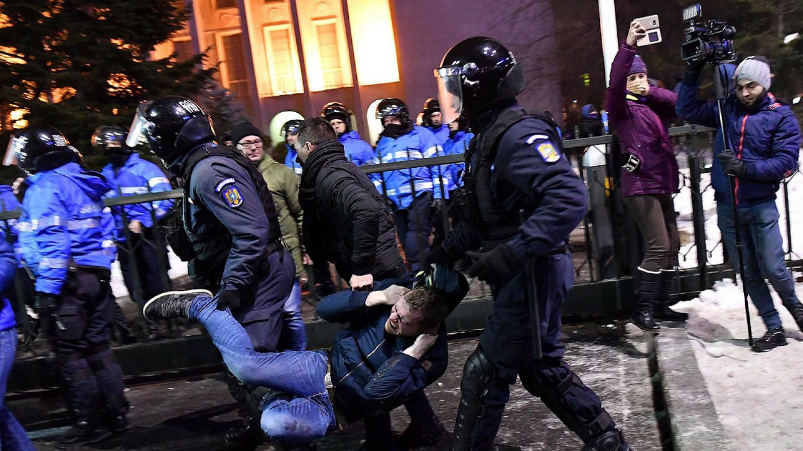 Policías antidisturbios se enfrentan a los manifestantes en Bucarest