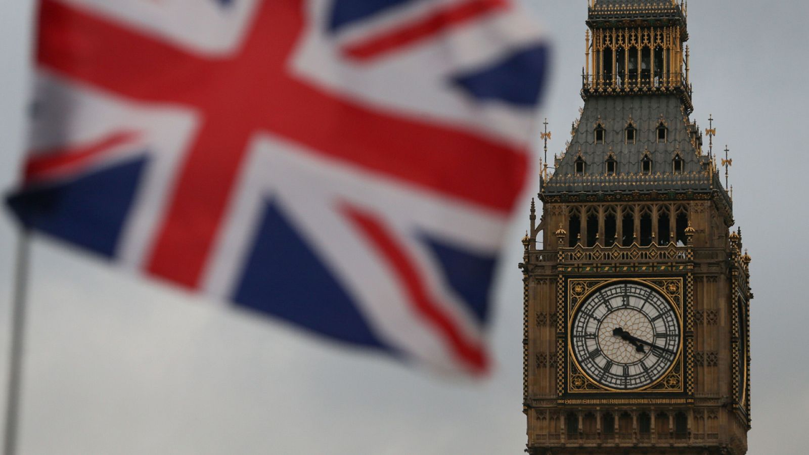 Una bandera británica ondea frente al Big Ben en Londres