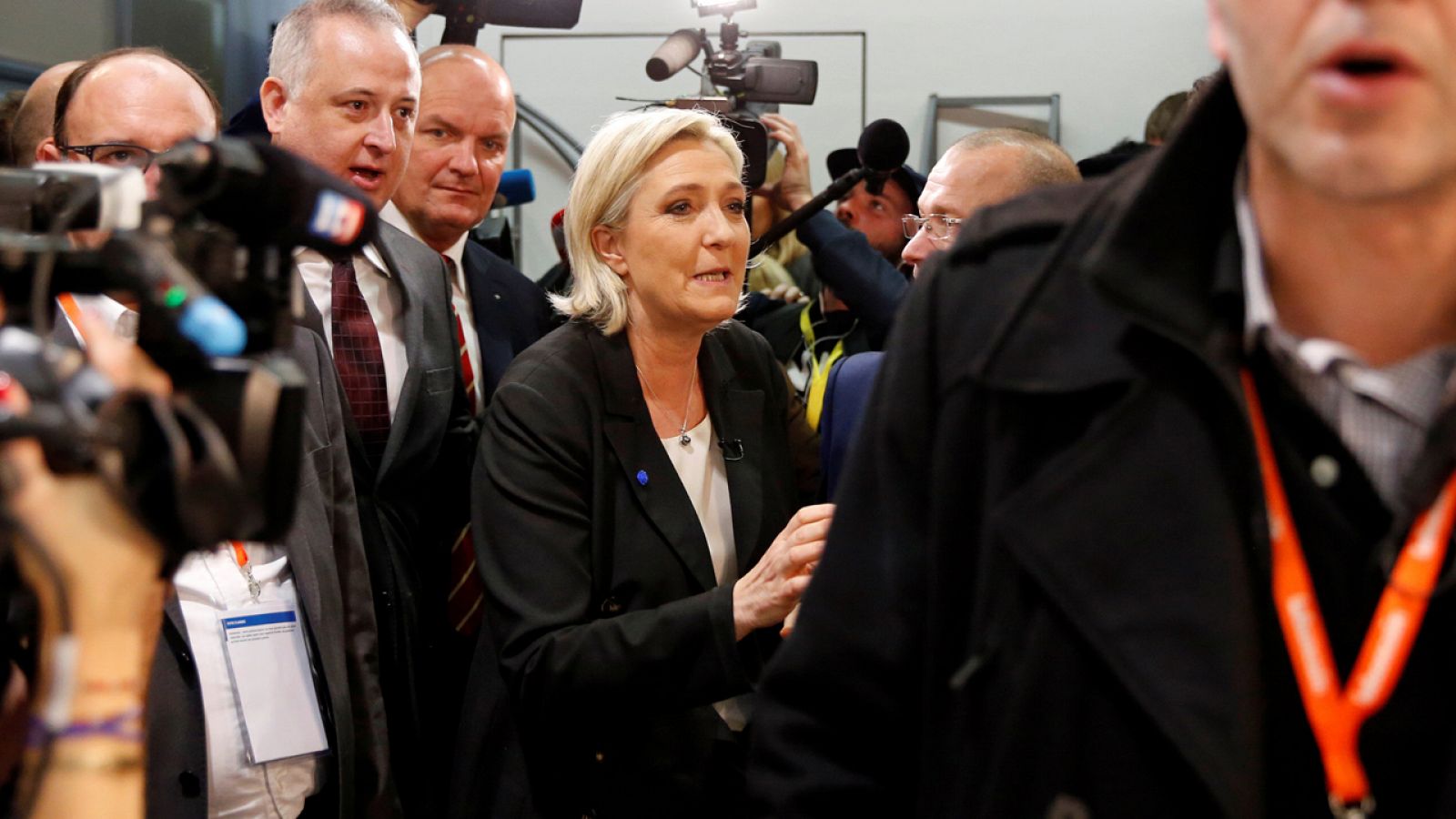 Marine Le Pen, líder del ultranacionalista Frente Nacional, rodeada de periodistas, fotografiada el 1 de febrero