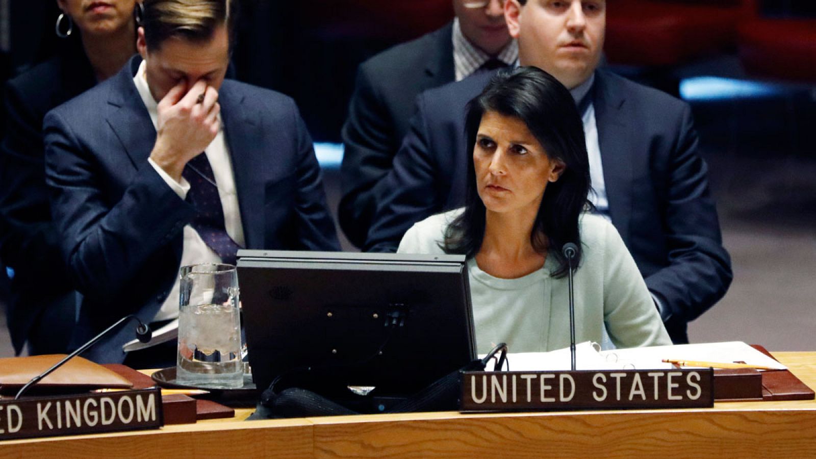 La nueva embajadora de Estados Unidos ante la ONU, Nikki Haley (d-abajo), participando el jueves, 2 de febrero de 2017, en un Consejo de Seguridad sobre la tensa situación en Ucrania.