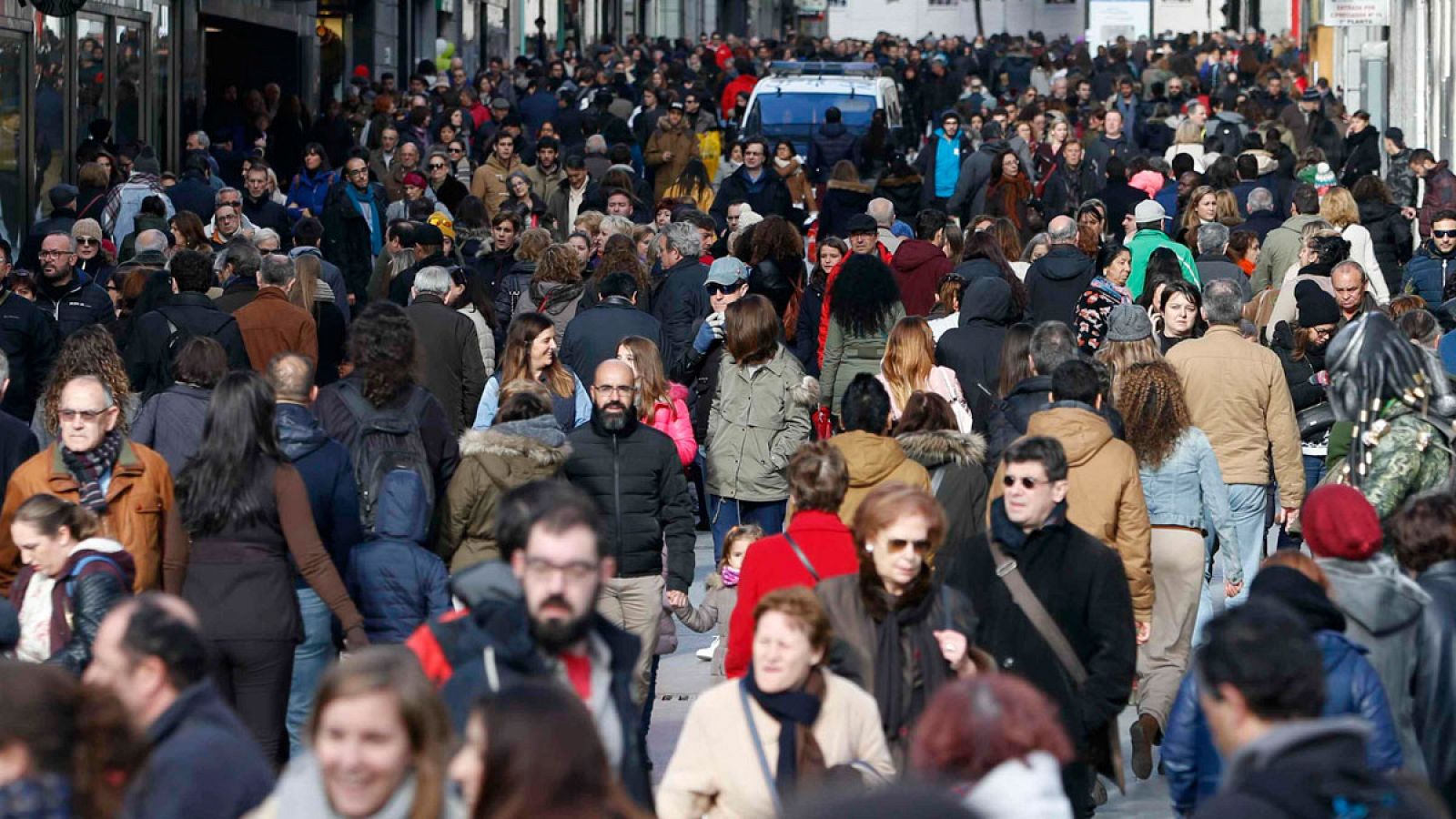 Cientos de personas transitan la madrileña calle Preciados en una imagen de enero de 2017