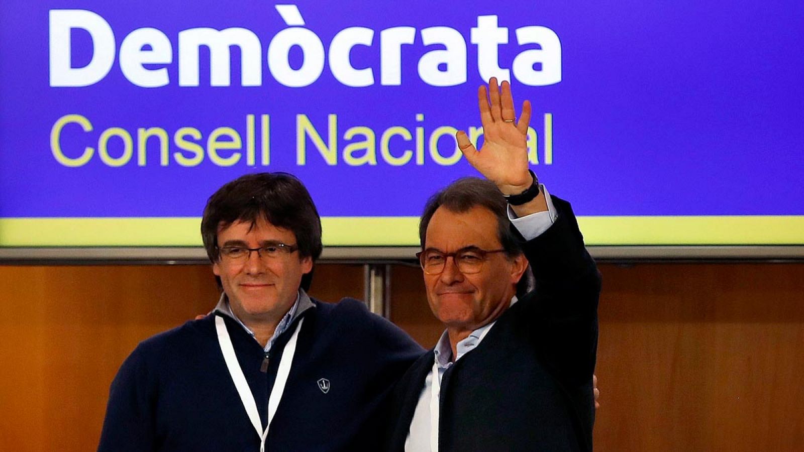 El presidente de la Generalitat, Carles Puigdemont (i), saluda al expresidente Artur Mas.